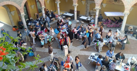 C'è lo scambio d’abiti nella corte del Municipio