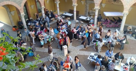 C'è lo scambio d’abiti nella corte del Municipio