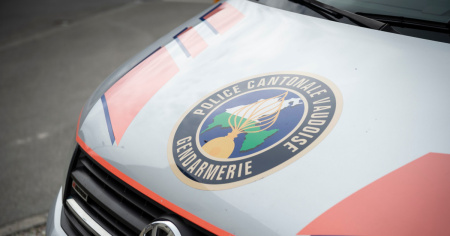 Esce di strada in curva e si schianta contro un albero: è morto