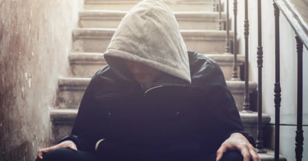 Ma chi è l'uomo dai capelli rosa