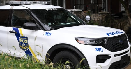 Spara e uccide otto persone in casa