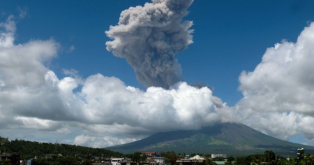 Mayon, eruzione spettacolare: nube di cenere a 3mila metri e allerta massima