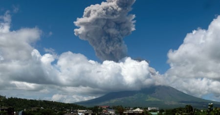 Mayon, eruzione spettacolare: nube di cenere a 3mila metri e allerta massima