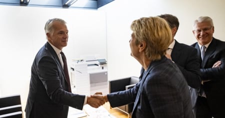 Ermotti e Keller-Sutter: la stretta di mano prima del confronto