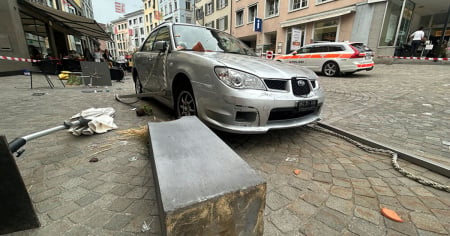 Confonde freno con l'acceleratore, 91enne finisce contro un ristorante