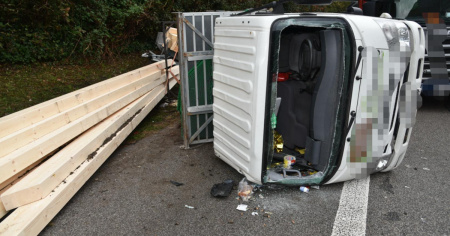 Camioncino sbanda e finisce su un fianco: un ferito
