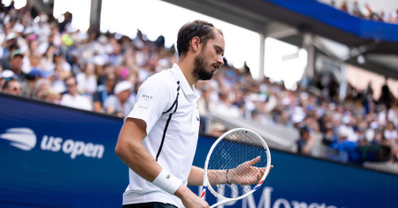 Medvedev ferisce uno spettatore e viene squalificato, Djokovic "ringrazia"
