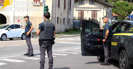 Val d'Intelvi, sorpresi a preparare dosi di droga al parco giochi