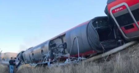 Scontro tra due treni sulla linea ad alta velocità: i morti sarebbero decine