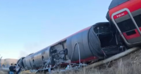 Scontro tra due treni sulla linea ad alta velocità: i morti sarebbero decine