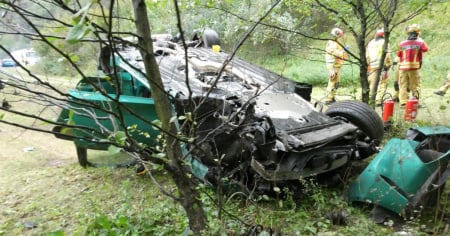 Esce di strada e si ribalta nel bosco: due persone in ospedale