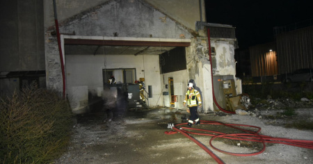 Stabile disabitato in fiamme, non si esclude il dolo