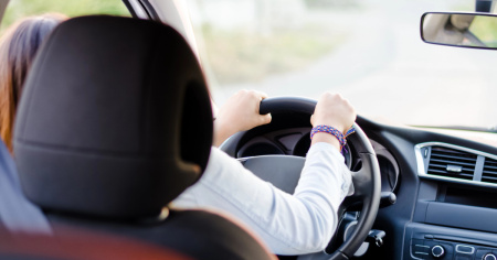 Finge di avere l'auto guasta e rivende quelle sostitutive