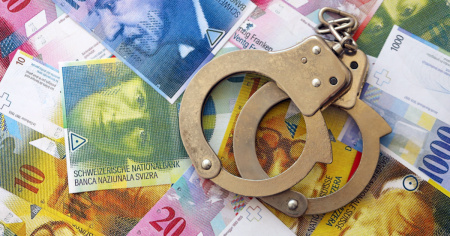 Finti bancari convincono un 85enne a prelevare tutti i risparmi