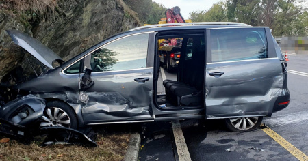 Perde il controllo dell'auto e si schianta contro la parete