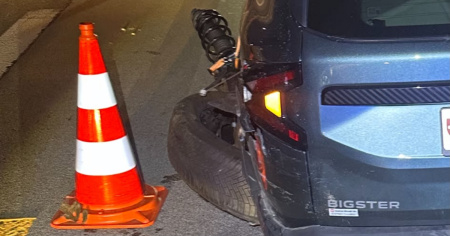 Fuga a bordo di un'auto rubata: tampona un veicolo e scappa a piedi