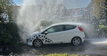 Automobilista in fuga si schianta contro un idrante