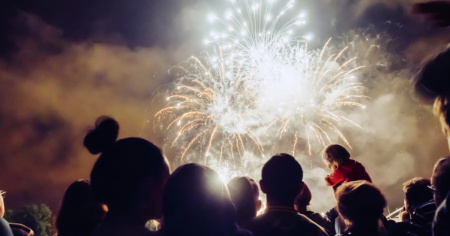Vietare i fuochi d’artificio o aumentare la coercizione preventiva sulle manifestazioni politico-sindacali?