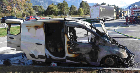 Furgone distrutto dalle fiamme sull'A13