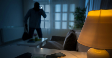 Furti con scasso: «Se siete in vacanza, non scrivetelo sui social». Ecco i consigli della polizia