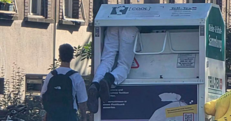 Giovane s'infila nel container degli abiti usati. «Questa scena mi ha rattristato»