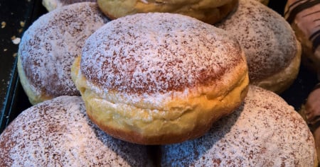 Gli dà dei bomboloni e lo lascia morire: la ricostruzione del delitto
