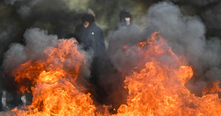 Scuole date alle fiamme e duemila arresti
