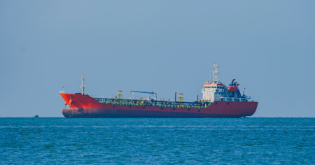 Una petroliera è esplosa dopo aver colpito una mina a sud di Hormuz