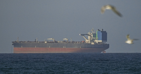 Una petroliera urta una mina nello Stretto di Hormuz e prende fuoco