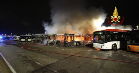 Incendio al deposito autobus di Firenze: 12 mezzi distrutti