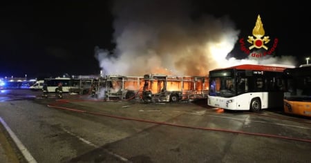 Incendio al deposito autobus di Firenze: 12 mezzi distrutti