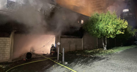 Incendio in un garage sotterraneo: danneggiati 38 veicoli