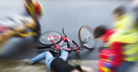 Perde il controllo della bicicletta e cade: morto il 90enne