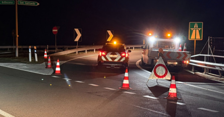 Fuga e inseguimento sull'A2: percorre dieci chilometri contromano e si schianta contro la polizia