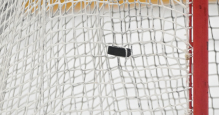 Incidente durante una partita di hockey su ghiaccio: 18enne gravemente ferito