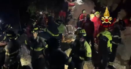 Intrappolato a dieci metri di profondità: si scava per salvarlo