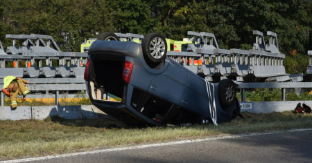L'auto si ribalta nello svincolo dell'A2: donna ferita