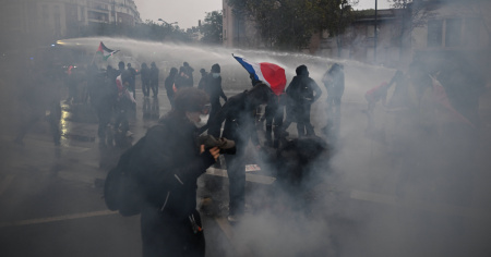 Francia, fino a 800mila manifestanti in piazza: un migliaio di fermi