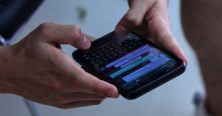 «Me lo faresti un piccolo prestito?», ti scrive l'amico su WhatsApp (ma in realtà non è lui)