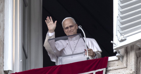 Il Papa non si muove: «Troppo presto per viaggiare»