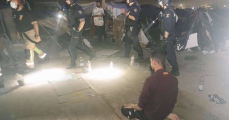 A Ceuta la polizia sgombera la spiaggia