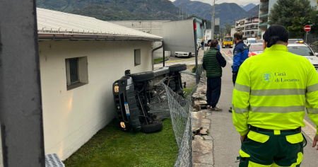 Auto si ribalta e finisce contro il muro di una casa a Solduno
