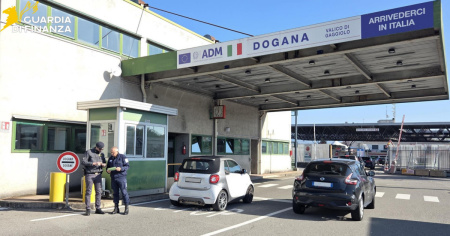 Niente da dichiarare? «No». E quei foulard?