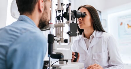 I vecchi occhiali in cambio di un check-up visivo gratuito