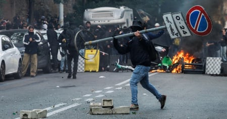 Lancio di oggetti contro la polizia al Colosseo