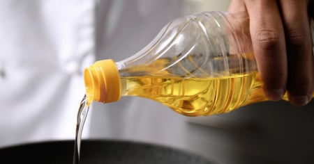 Il diesel costa troppo... e c'è chi fa il pieno con l'olio da frittura