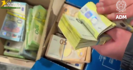 Oltre 240mila euro in contanti, tra i bagagli e nella borsa della spesa