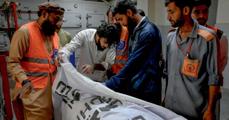 Crolla il tetto di una scuola in Pakistan: i morti salgono a 35