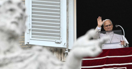 Il Papa si affaccia per l'Angelus