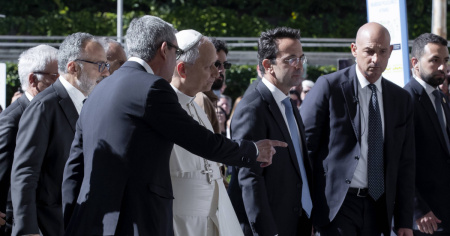 Le prossime 24-48 ore le più delicate per il Papa